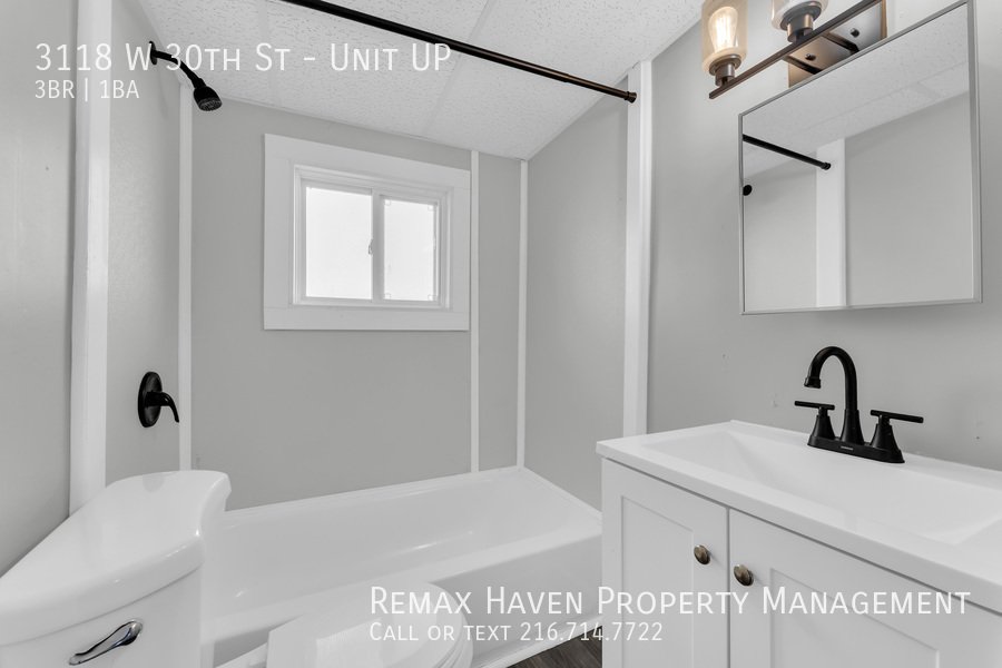 3118 W 30th St | UP, Cleveland - Spacious 3-bed 1-bath multi-family ho property image