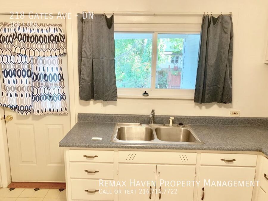 218 Gates Ave | DN, Elyria - Spacious 3-bed 1-bath multi-family home! property image