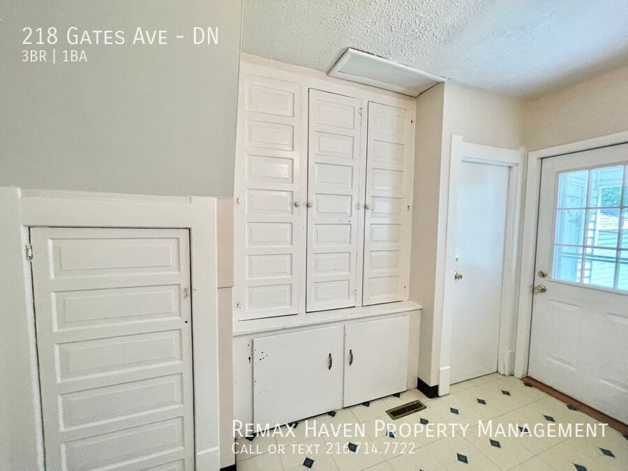 218 Gates Ave | DN, Elyria - Spacious 3-bed 1-bath multi-family home! property image