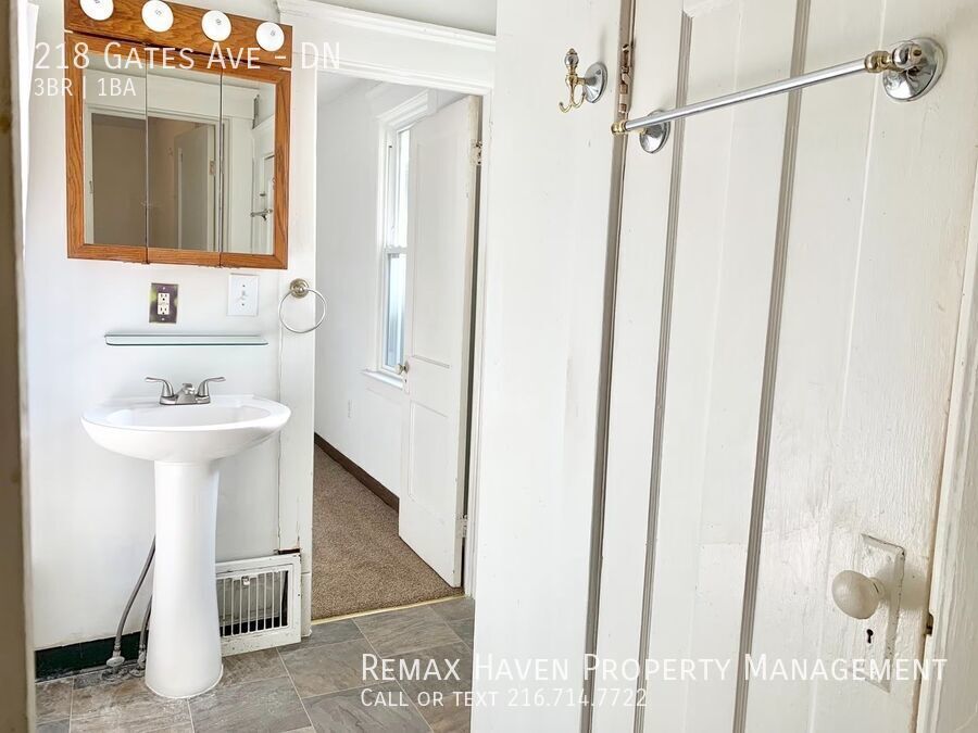 218 Gates Ave | DN, Elyria - Spacious 3-bed 1-bath multi-family home! property image