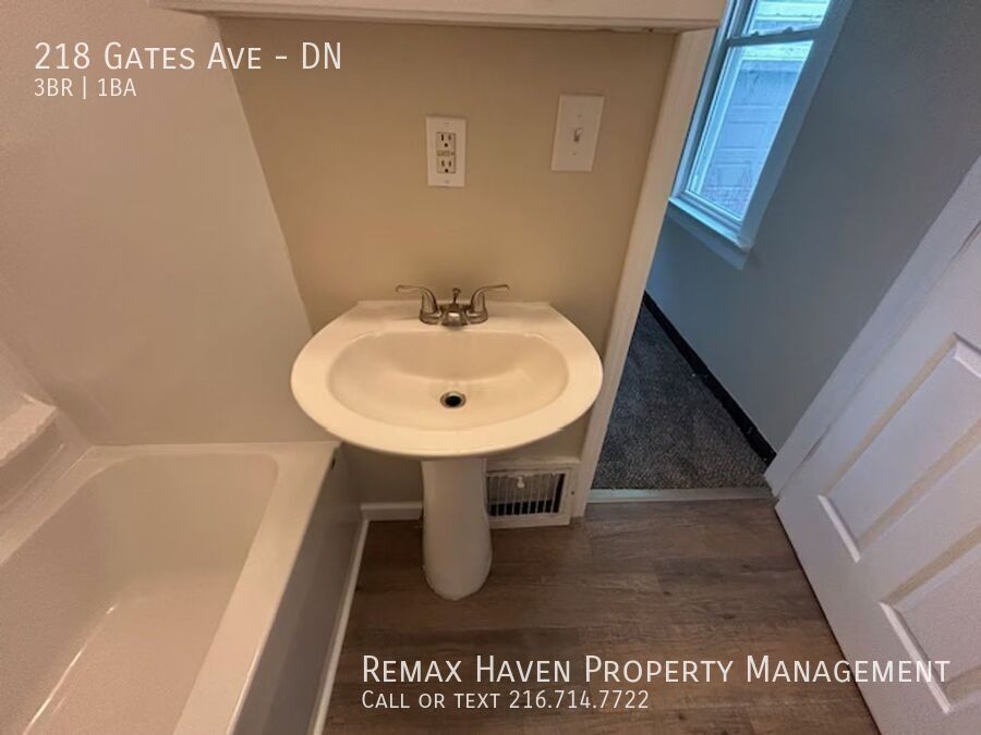 218 Gates Ave | DN, Elyria - Spacious 3-bed 1-bath multi-family home! property image