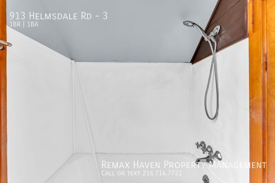 915 Helmsdale Rd | Unit 3, Cleveland Heights- Spacious 1 bed 1 bath multi-family home! property image