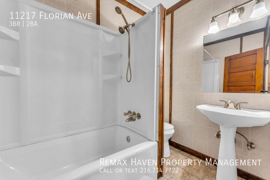11217 Florian Ave, Cleveland  - Spacious 3 bed 2 bath single family home! property image