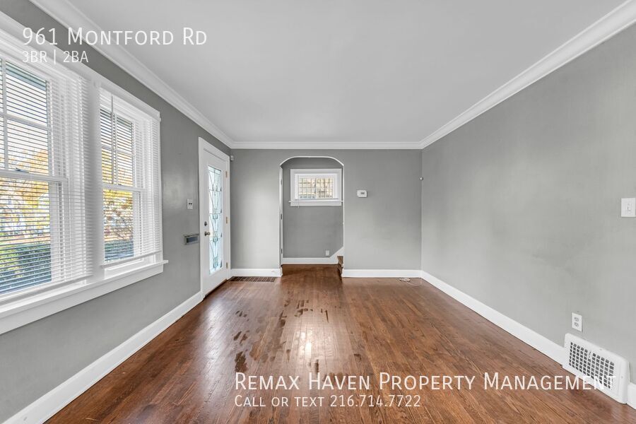 961 Montford Rd, Cleveland Heights - Spacious 3-bed 2-bath single-family home! property image
