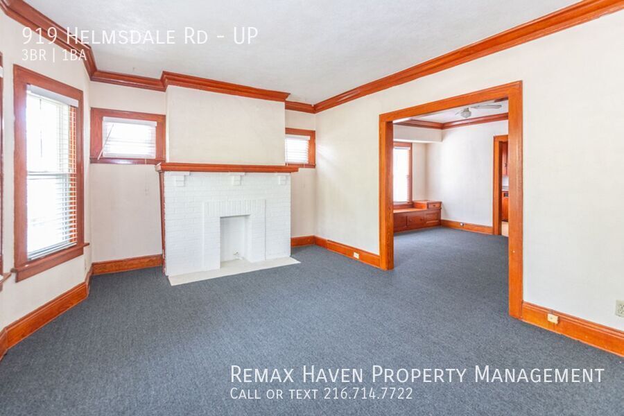917 Helmsdale Rd | UP, Cleveland Heights - Spacious 3-bed 1-bath multi-family home!  property image
