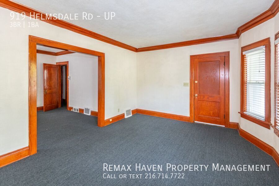 917 Helmsdale Rd | UP, Cleveland Heights - Spacious 3-bed 1-bath multi-family home!  property image