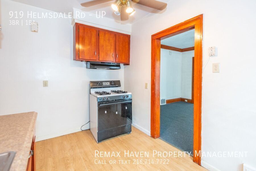 917 Helmsdale Rd | UP, Cleveland Heights - Spacious 3-bed 1-bath multi-family home!  property image