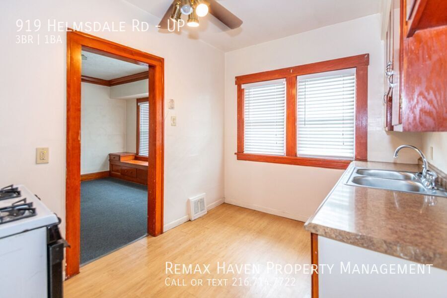 917 Helmsdale Rd | UP, Cleveland Heights - Spacious 3-bed 1-bath multi-family home!  property image