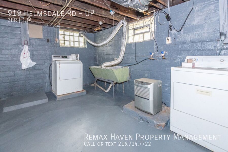 917 Helmsdale Rd | UP, Cleveland Heights - Spacious 3-bed 1-bath multi-family home!  property image