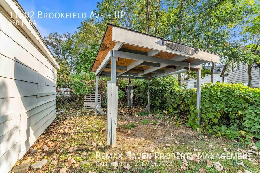 11702 Brookfield Ave | UP, Cleveland - Spacious 3-bed 1-bath multi-family home! property image