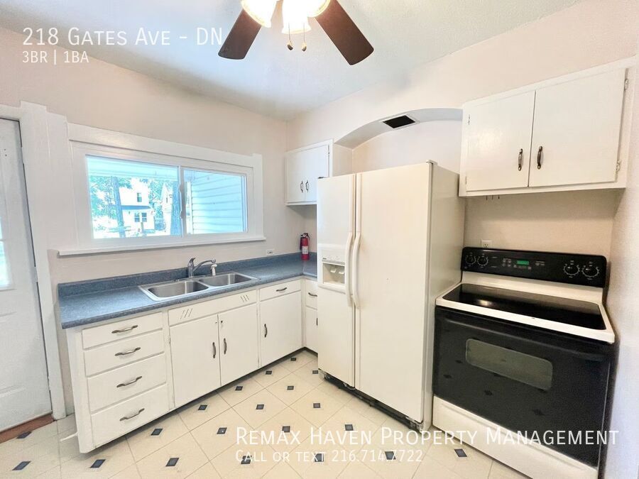 218 Gates Ave | DN, Elyria - Spacious 3-bed 1-bath multi-family home! property image