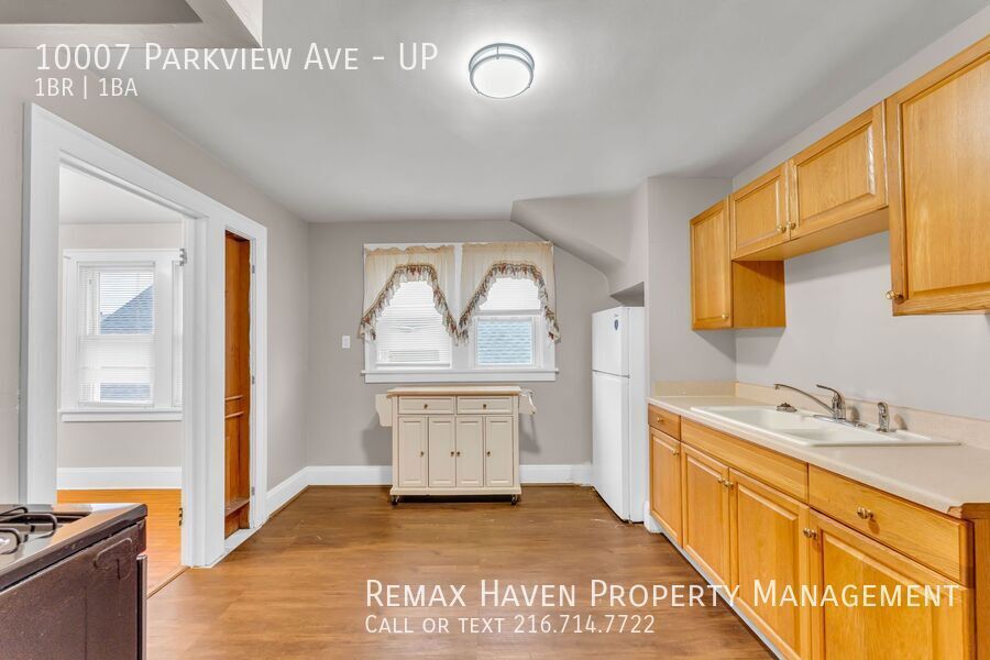 10007 Parkview Ave | UP, Garfield Heights - Spacious 1-bed 1-bath multi-family home!  property image