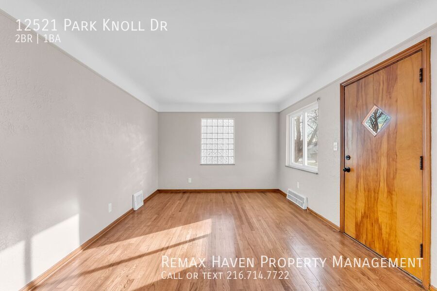 12521 Park Knoll Dr, Garfield Heights - Spacious 2-bed 1-bath single-family home! property image