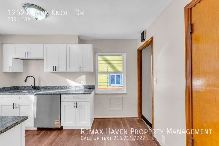 12521 Park Knoll Dr, Garfield Heights - Spacious 2-bed 1-bath single-family home! property image