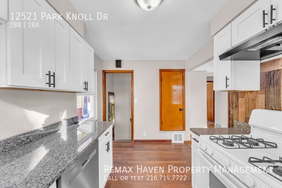 12521 Park Knoll Dr, Garfield Heights - Spacious 2-bed 1-bath single-family home! property image