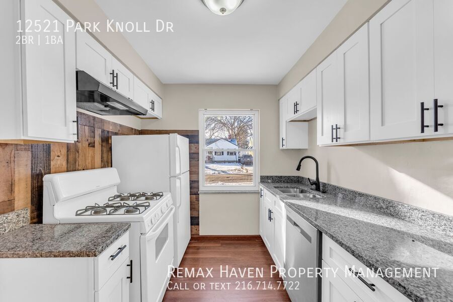 12521 Park Knoll Dr, Garfield Heights - Spacious 2-bed 1-bath single-family home! property image