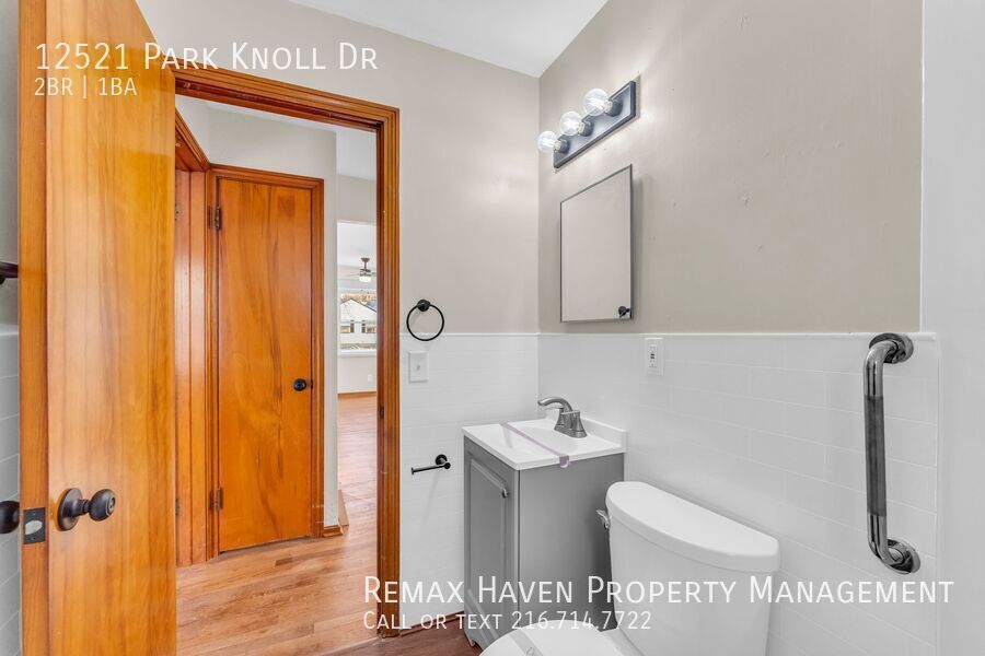 12521 Park Knoll Dr, Garfield Heights - Spacious 2-bed 1-bath single-family home! property image