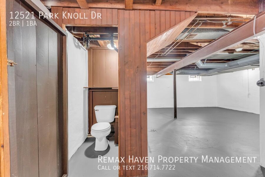 12521 Park Knoll Dr, Garfield Heights - Spacious 2-bed 1-bath single-family home! property image