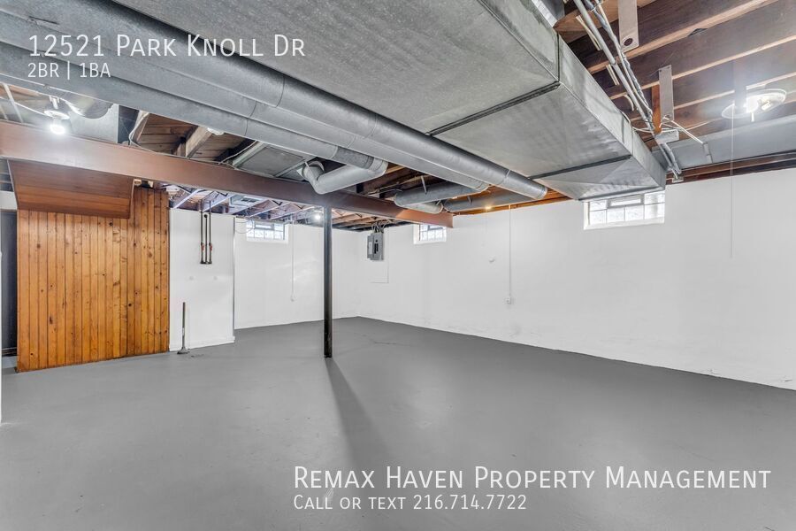 12521 Park Knoll Dr, Garfield Heights - Spacious 2-bed 1-bath single-family home! property image