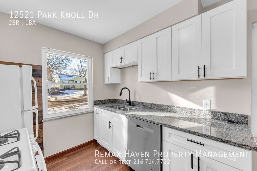 12521 Park Knoll Dr, Garfield Heights - Spacious 2-bed 1-bath single-family home! property image