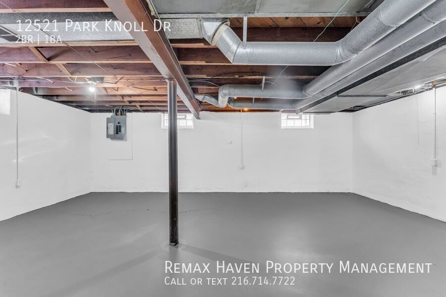 12521 Park Knoll Dr, Garfield Heights - Spacious 2-bed 1-bath single-family home! property image