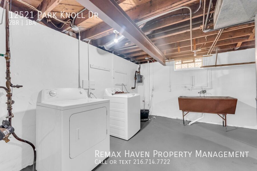 12521 Park Knoll Dr, Garfield Heights - Spacious 2-bed 1-bath single-family home! property image