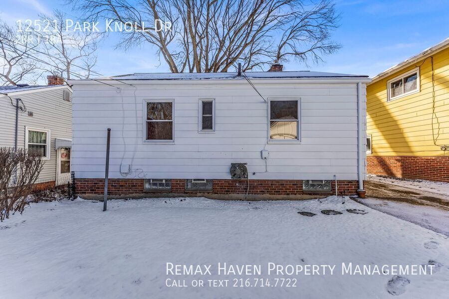 12521 Park Knoll Dr, Garfield Heights - Spacious 2-bed 1-bath single-family home! property image