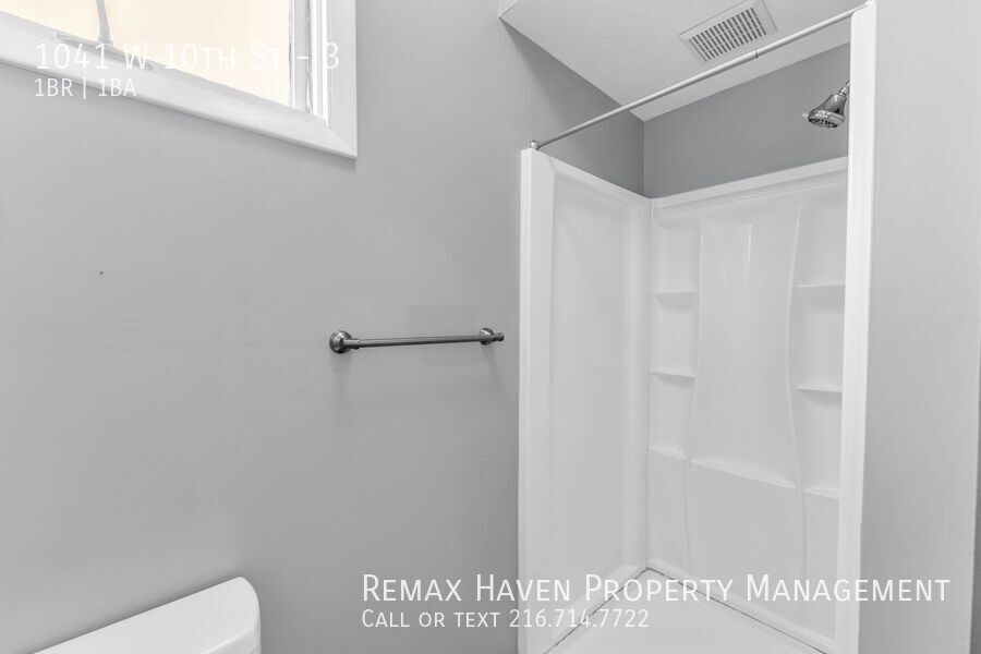 1041 W 10th St | Unit 3, Lorain - Spacious 1-bed 1-bath multi-family home!  property image