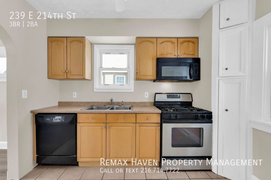 239 E 214th St, Euclid - Spacious 3-bed 2 -bath single-family home! property image