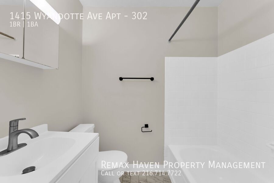 1415 Wyandotte Ave | Apt #302, Lakewood - Spacious 1-bed 1-bath apartment!  property image