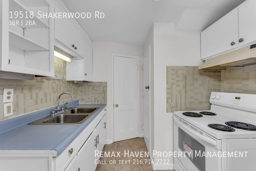 19518 Shakerwood Rd, Warrensville Heights - Spacious 3 - bed 1.5 - bath single-family home! property image