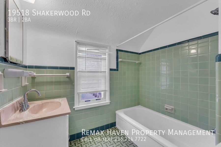 19518 Shakerwood Rd, Warrensville Heights - Spacious 3 - bed 1.5 - bath single-family home! property image