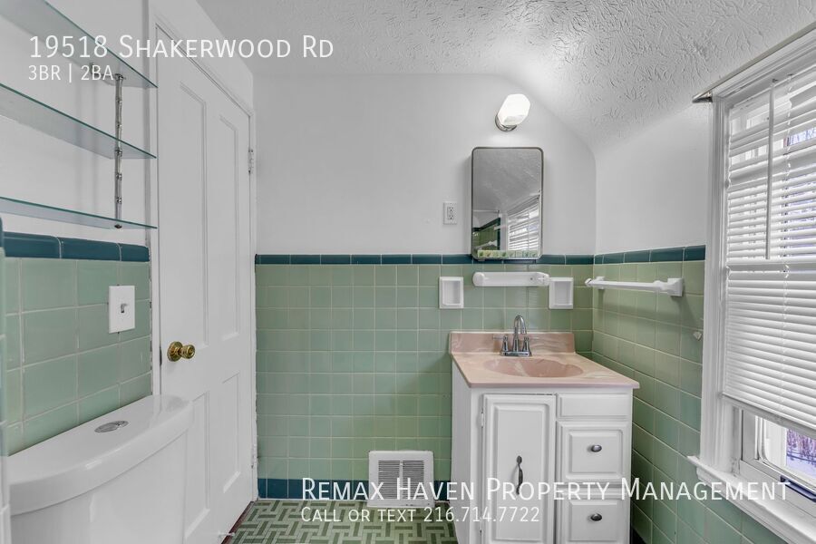 19518 Shakerwood Rd, Warrensville Heights - Spacious 3 - bed 1.5 - bath single-family home! property image