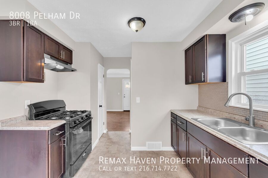 8008 Pelham Dr, Parma - Spacious 3 bed 1 bath single family home! property image