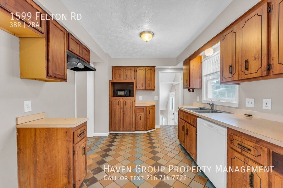 1599 Felton Rd, South Euclid - Spacious 3-bed 1.5 -bath single-family home! property image