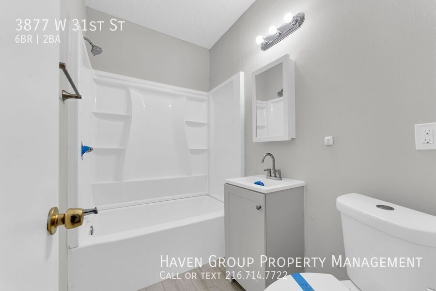 3877 W 31st St, Cleveland - Spacious 6-bed 2-bath single-family home! property image