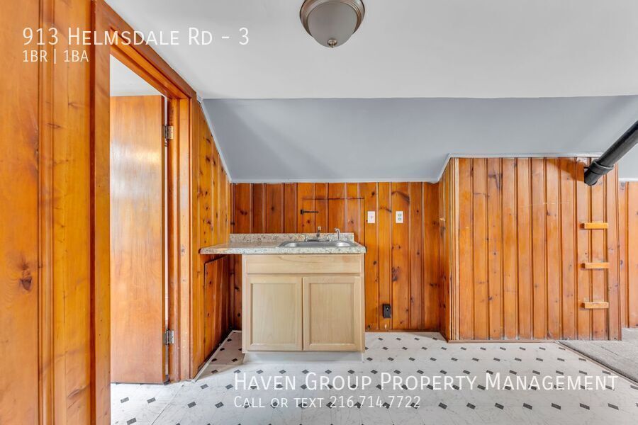 913 Helmsdale Rd | Unit 3, Cleveland Heights- Spacious 1 bed 1 bath multi-family home! property image