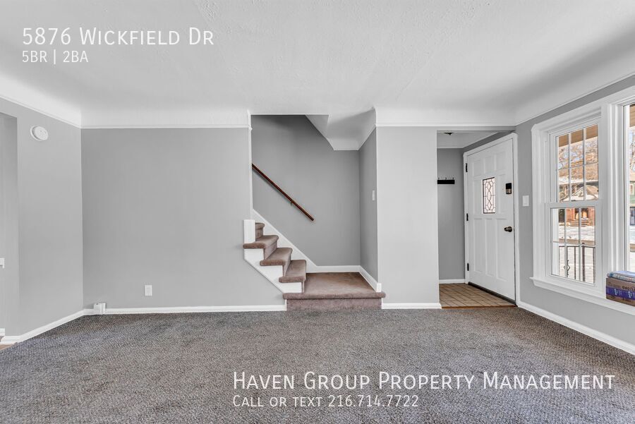 5876 Wickfield Dr, Parma Heights, OH 44130 - Spacious 5-bed 2-bath single-family home! property image