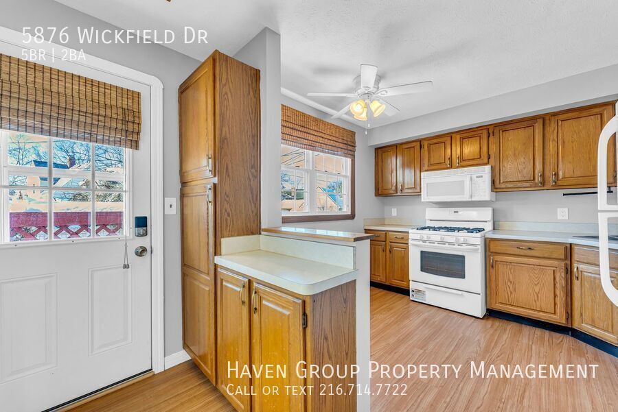 5876 Wickfield Dr, Parma Heights, OH 44130 - Spacious 5-bed 2-bath single-family home! property image