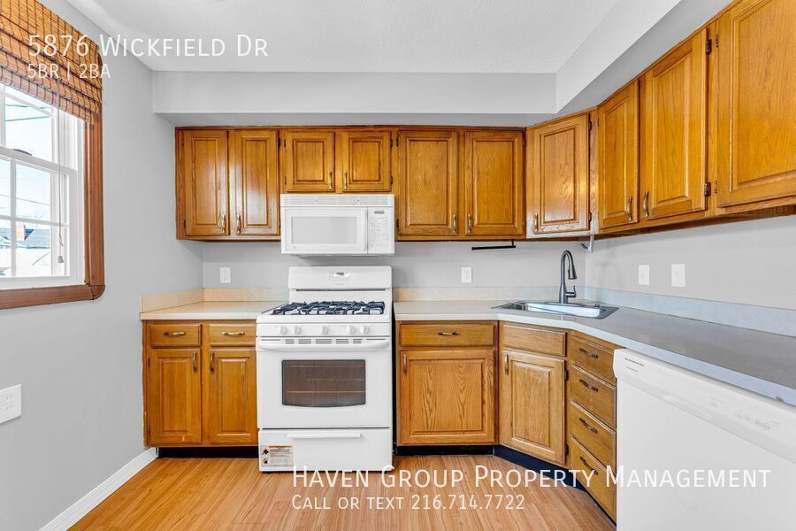 5876 Wickfield Dr, Parma Heights, OH 44130 - Spacious 5-bed 2-bath single-family home! property image