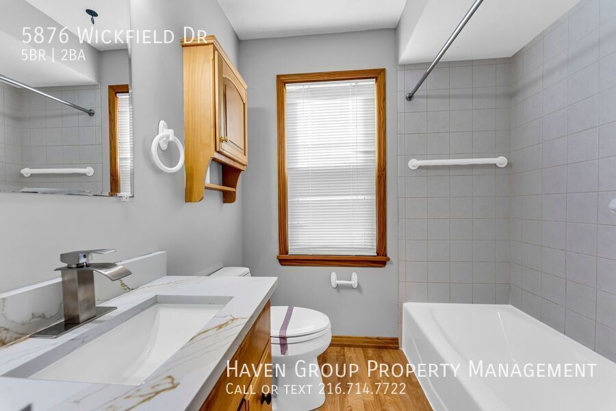 5876 Wickfield Dr, Parma Heights, OH 44130 - Spacious 5-bed 2-bath single-family home! property image