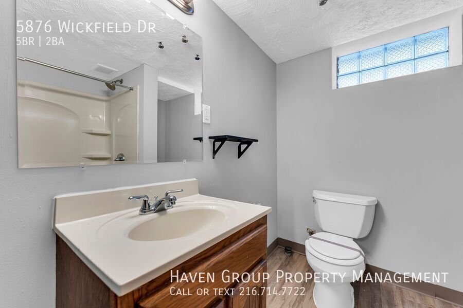 5876 Wickfield Dr, Parma Heights, OH 44130 - Spacious 5-bed 2-bath single-family home! property image