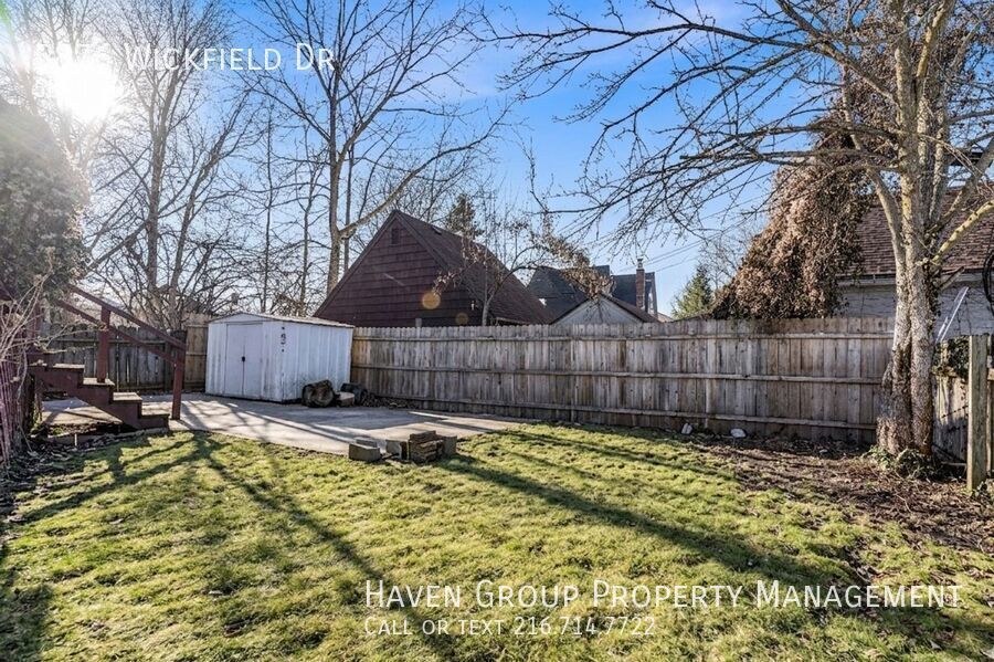 5876 Wickfield Dr, Parma Heights, OH 44130 - Spacious 5-bed 2-bath single-family home! property image