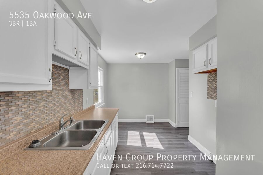 5535 Oakwood Ave, Maple Heights, Ohio, 44137- Spacious 3-bed 1 -bath single-family home! property image
