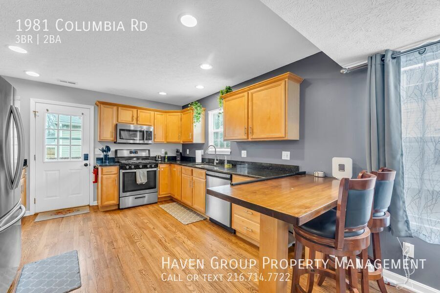 1981 Columbia Rd, Westlake, OH 44145- Spacious 3-bed 2-bath single-family home! Short-Term Rental property image