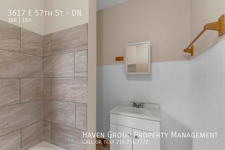 3617 E 57th St | DN, Cleveland, OH 44105 - Spacious 3-bed 1-bath multi-family home! Cash-only applicants; CMHA/Section 8 is not accepted. property image