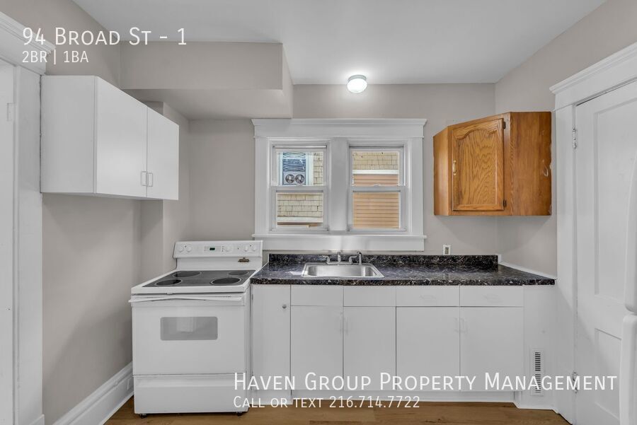 94 Broad St | Unit 1, Akron, OH 44305 - Spacious 2-bed 1-bath multi-family home! property image