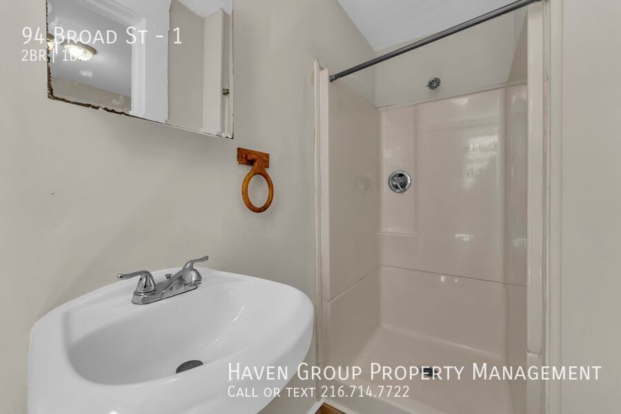 94 Broad St | Unit 1, Akron, OH 44305 - Spacious 2-bed 1-bath multi-family home! property image