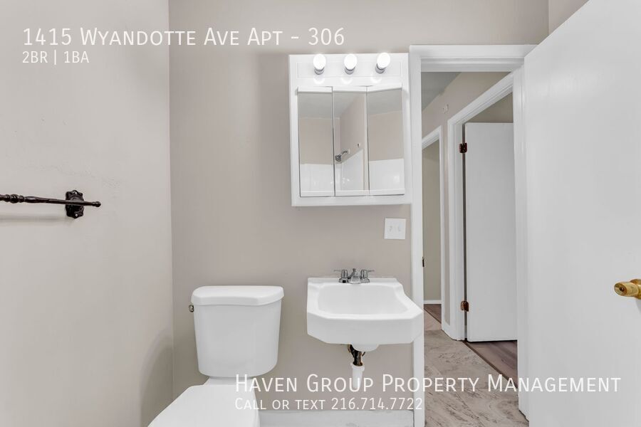 1415 Wyandotte Ave | Unit 306, Lakewood, OH 44107 - Spacious 2-bed 1-bath apartment! property image