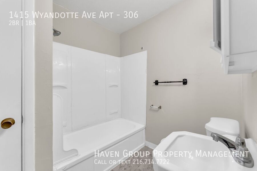1415 Wyandotte Ave | Unit 306, Lakewood, OH 44107 - Spacious 2-bed 1-bath apartment! property image
